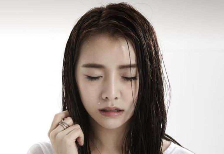 洗发水|头发出油快的真实原因，除了洗发水要换掉外，还必须改这几个习惯