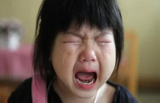 雷七有料|父母不要着急批评孩子，要去了解宝宝哭的原因，多关注孩子