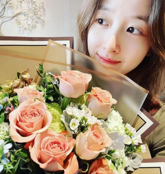 章泽天|奶茶妹妹晒近照，素面朝天与鲜花相映成趣，清纯美貌风采丝毫不减当年