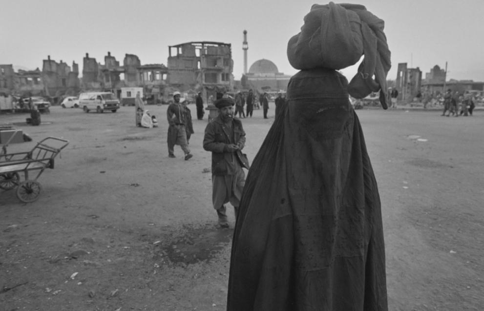 ​罩袍下的國度：廿六年前塔利班統治下的阿富汗女性-圖10