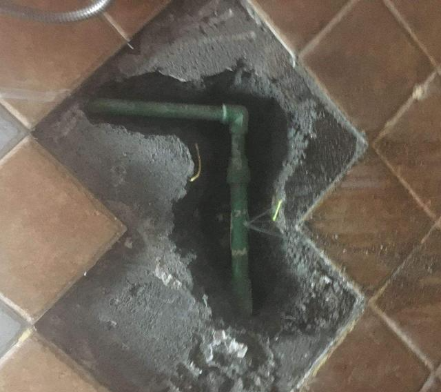 |帮业主装水已过三年,出现漏水现象,维修产生的费用应由水电工出吗?