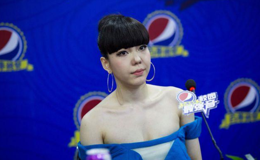 郑爽|巅峰时期代言费上亿，4个人伺候穿鞋，消失两年后却沦落街头卖唱