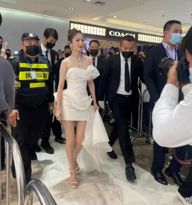 佟丽娅|“黄黑皮”佟丽娅，彻底逆袭成冷白皮