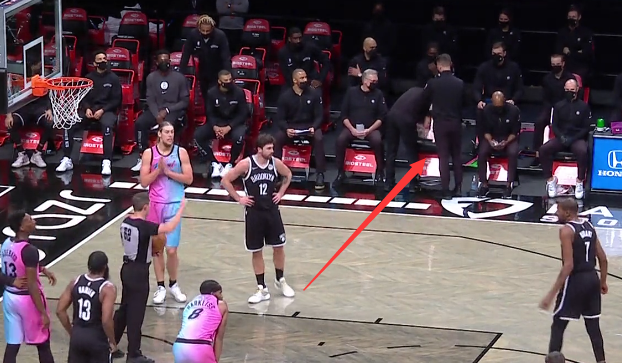 凱文·杜蘭特|尷尬！杜蘭特被犯規(guī)后坐主帥椅子，納什和工作人員拿毛巾擦干凈