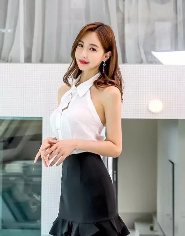 穿衣搭配|简单大方又正式的白衬衫搭配黑色半身裙,尽显职场女性风范