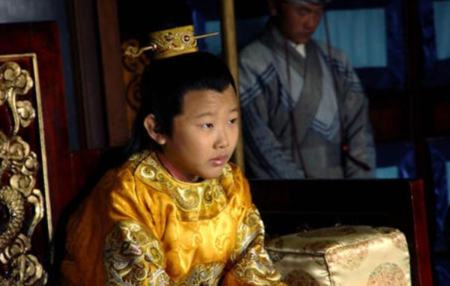 侯祥|他是知名演员，9岁停止发育34岁还演孩子，和妻子站一起像母子