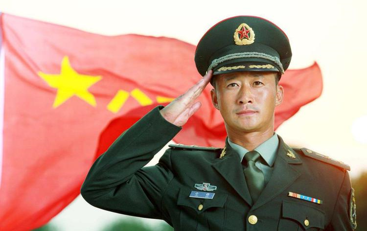 刘亦菲|同样在日本获奖，她穿日本军旗服装被骂，而吴京与刘亦菲却拒绝领奖