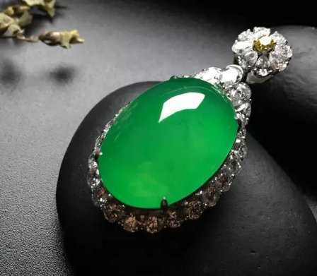 雕刻|没有任何装饰的翡翠饰品，为什么价值这么高？因为炒作吗？