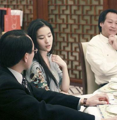 刘亦菲|杨采钰嫁刘亦菲“干爹”，相差30岁当街热吻，干女儿比娇妻还大2岁