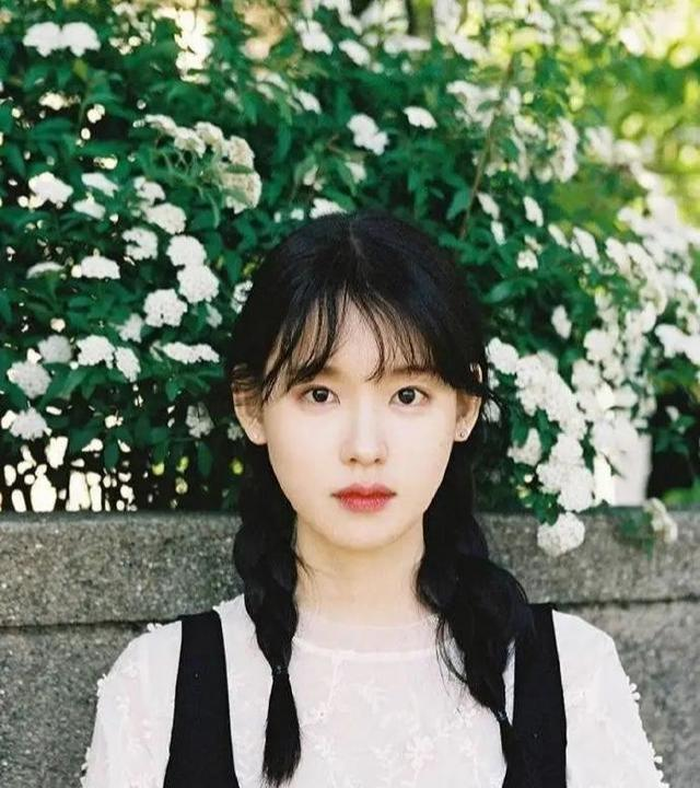 iu|撞脸IU的韩国女网红，30岁依旧童颜逆天，还是8岁孩子的妈？