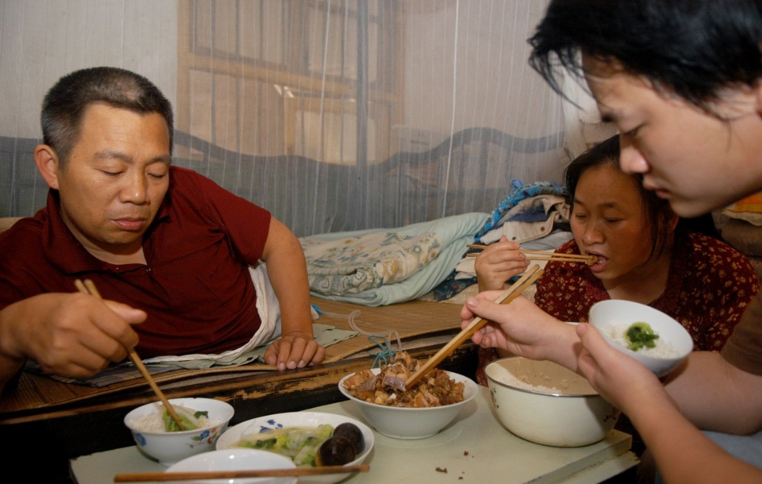 甲状腺癌|一家三口确诊甲状腺癌,医生叹息:这道菜或是元凶,很多人还在吃