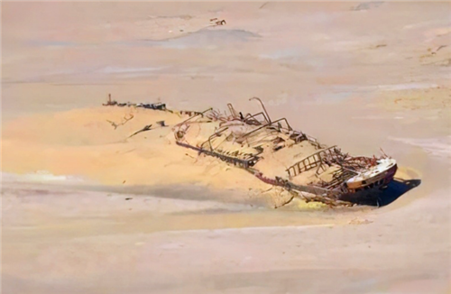 沙漠中心发现近百年前沉船，吸引众多游客，世上真有“时空门”？