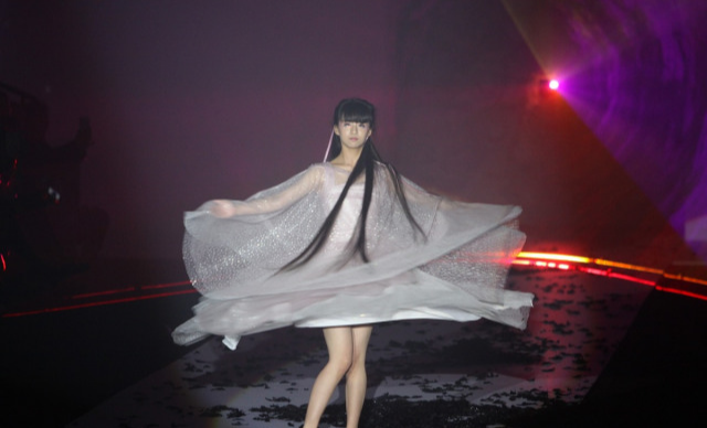 小彩旗|22岁小彩旗在变胖的路上越走越远，姨妈杨丽萍对她已经失去控制