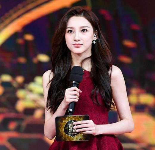 马凡舒|央视主持马凡舒泳裤意外滑落,淡定走完全程:这事很正常,谁爱看谁看