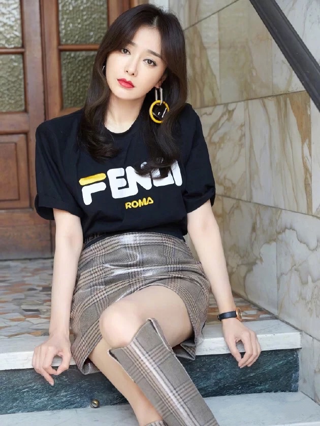 穿衣搭配|秦岚职场穿搭过分美丽？40岁的她连日常私服都超级时髦显气质