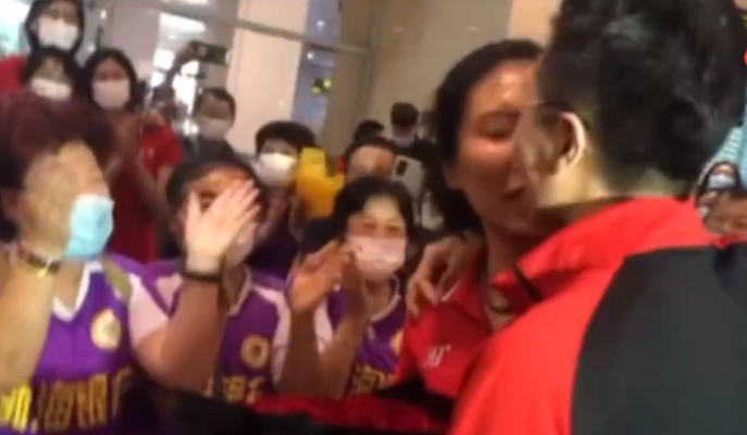 求婚|双喜临门！天津女排载誉归来人气爆棚，两名球员在机场被求婚