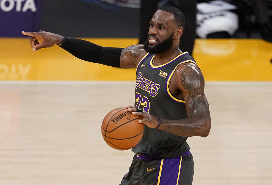 湖人队|34分11板9助！豪门双巨头发威，湖人全面被压制，詹姆斯11分5助攻