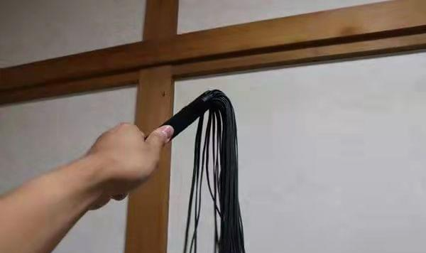 王凯|年轻女孩以睡抵租，男房东激情时猝死，现场还有蜡烛红绳小皮鞭