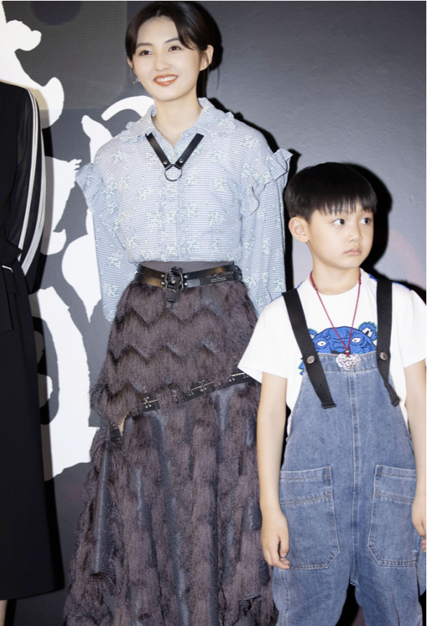 张子枫|张子枫蹲下和小演员跪着合影,被一把拽回:幕后镜头撒不了谎