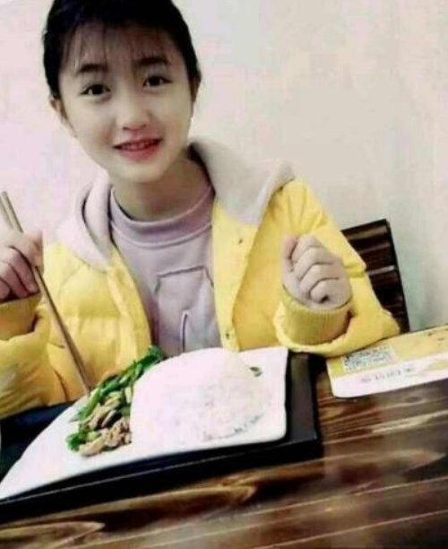 变形计|《变形记》最美乡村女孩：一到假期哥哥就接走她，被宠成了白富美