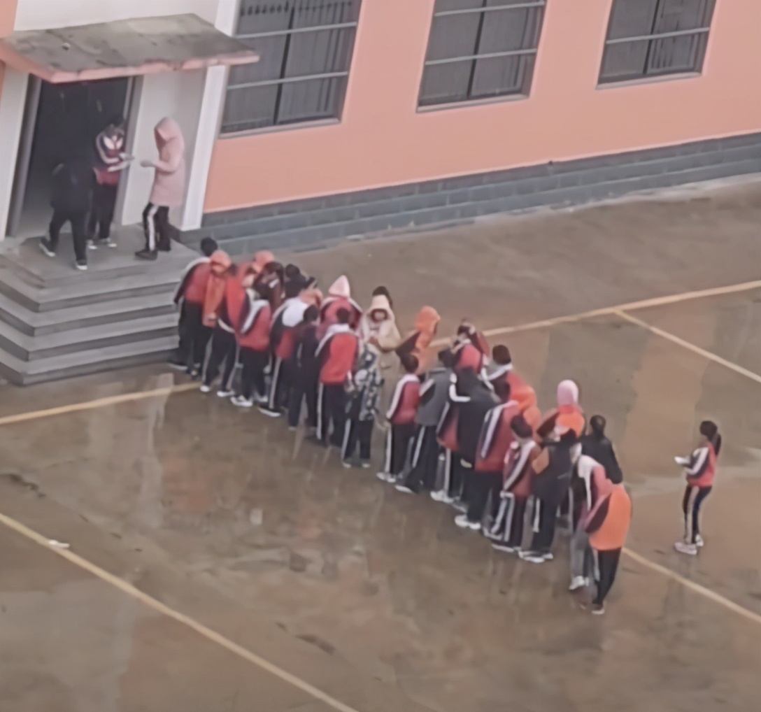 事故全球通 哑巴吃黄连，有苦说不出！网传小学生雨中排队领物品？校长发声回应