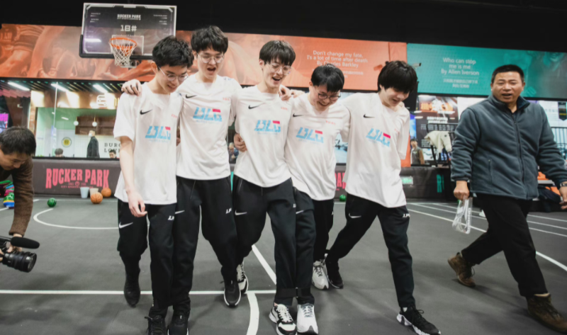 原神|LPL选手大会ADC不慎摔倒要给手做手术,联盟:医药费我们承担