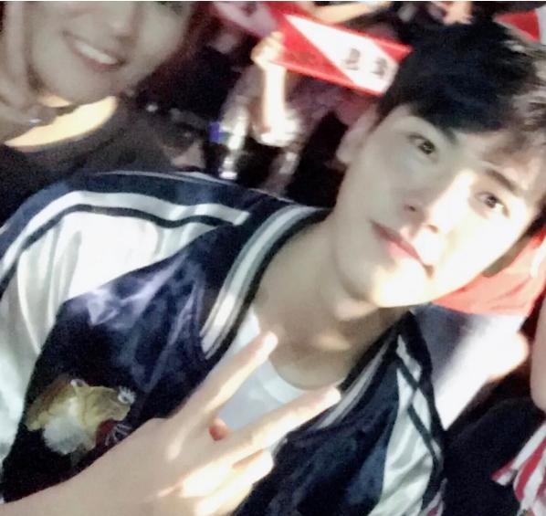 龚俊|这娃逆生长了？龚俊大学青涩照曝光，发际线稀疏：整没整一目了然