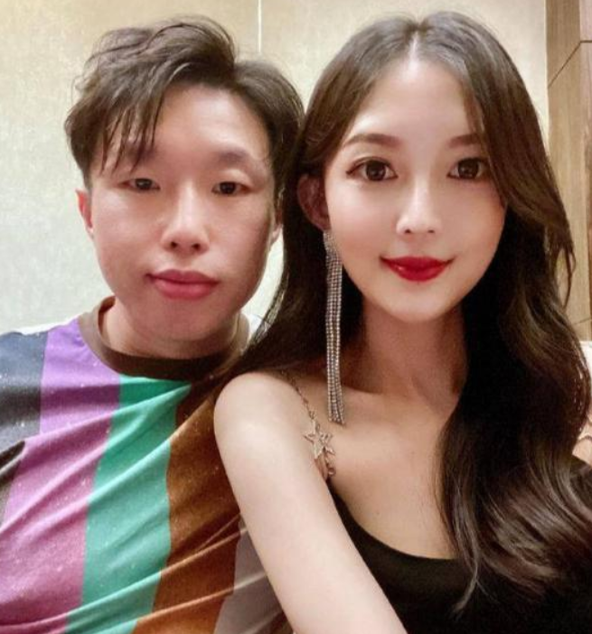 郭德纲|为何“丑”男星妻子都很漂亮?看到烧饼娇妻正面照,网友:有钱真好