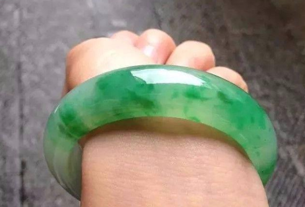 翡翠手镯|“木那出奇迹”果然名不虚传!一刀切出两只高冰阳绿飘花翡翠手镯,大涨了!