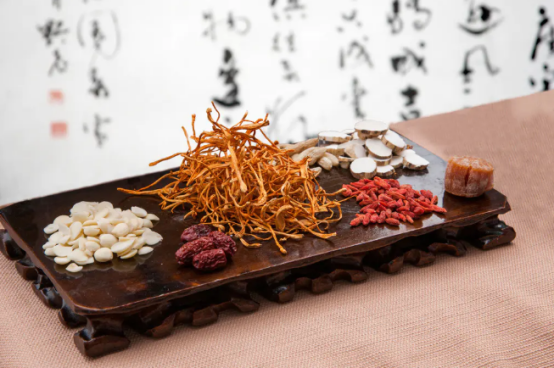 天天听健康|末伏遇上“秋老虎”，不想血压失控，牢记“3不吃3坚持”，或能控好血压