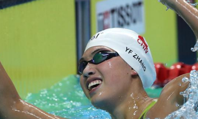 建军节|张雨霏妈妈，对她有着巨大的影响，妈妈亮相的时候，这颜值绝了