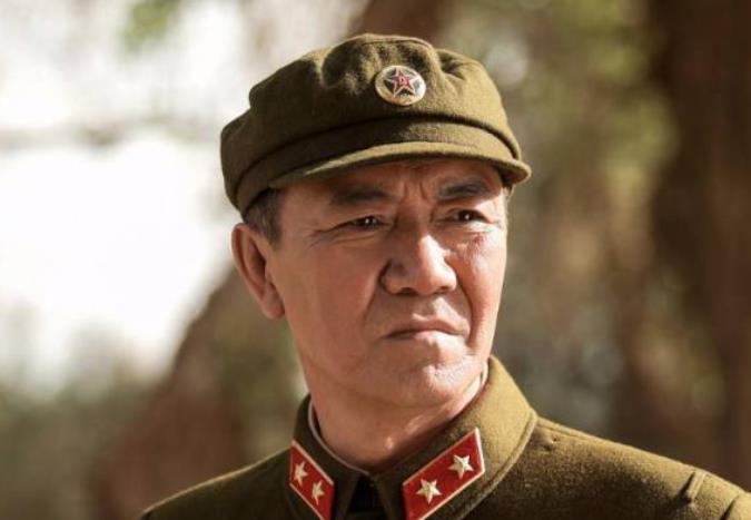 亮剑|同演《亮剑》现状却不同，一人已晋升师级，另一人却成白癜风代言人