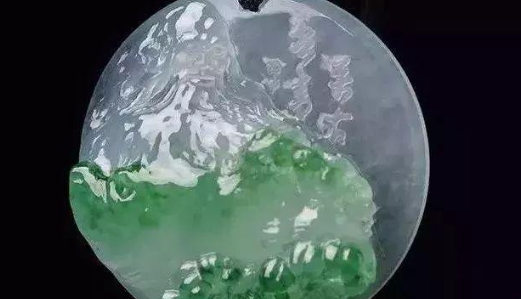 依沐翡翠 新手们挑选翡翠时，一定要谨记这几个原因，遇到就不要买