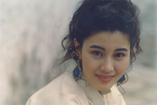 蒋欣|不愧是港姐的天花板，岁月不败美人，李嘉欣51岁与女团站一起直接碾压她们！