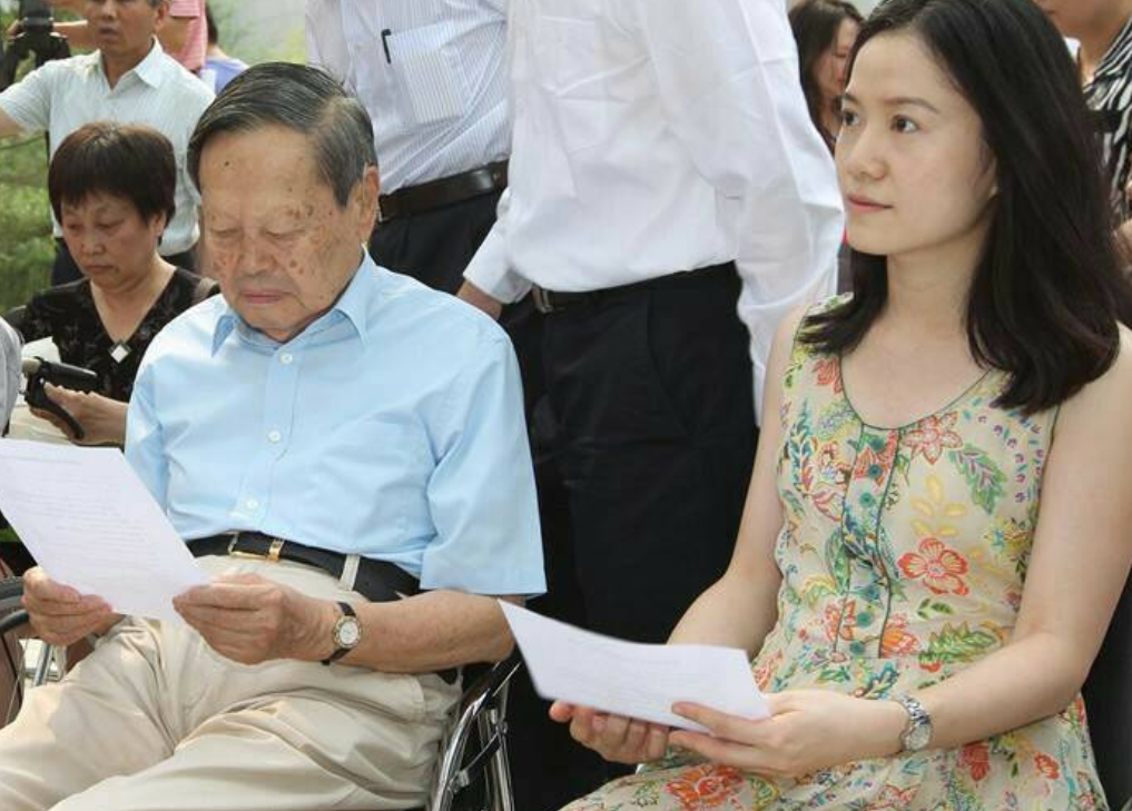 杨振宁|杨振宁：我死后赞成你再婚，翁帆的回答，展现了两人之间的情感