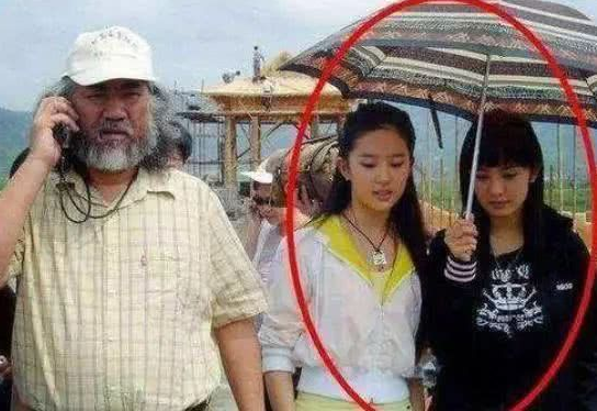 刘亦菲|没想到杨幂还曾为刘亦菲撑过伞，如今的杨幂已今非昔比，这逆袭之路简直精彩！