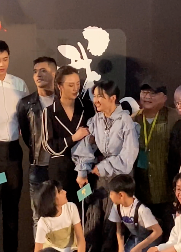张子枫|张子枫蹲下和小演员跪着合影,被一把拽回:幕后镜头撒不了谎