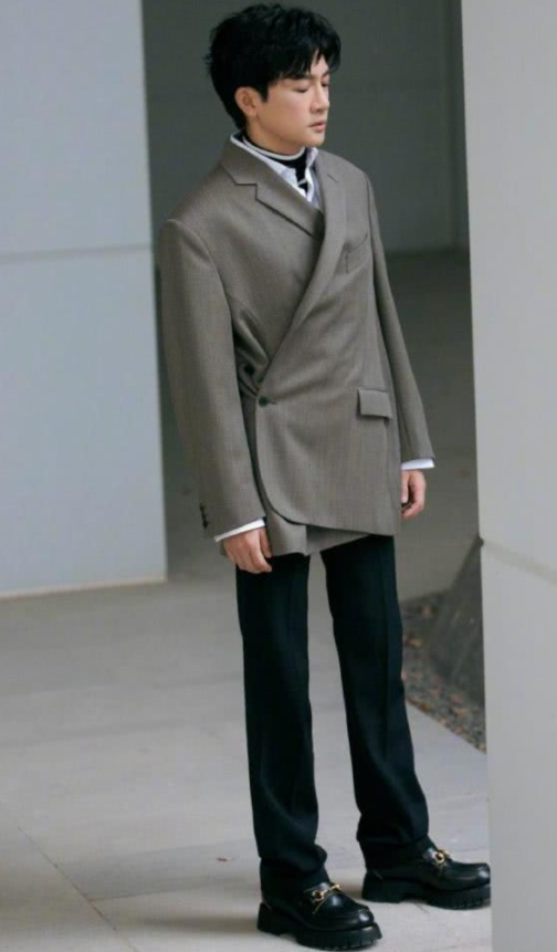 肖战|肖战跟苏有朋、华晨宇撞衫，肖战完胜！苏有朋穿得不好看，却吸睛