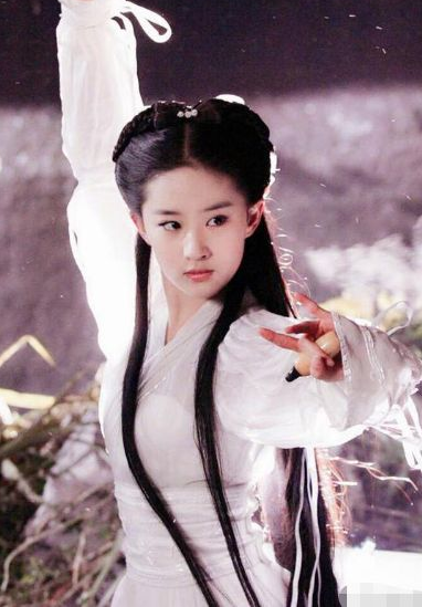 刘亦菲|没想到杨幂还曾为刘亦菲撑过伞，如今的杨幂已今非昔比，这逆袭之路简直精彩！