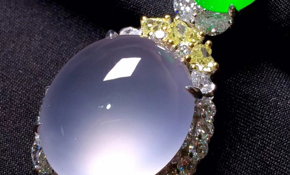 |翡翠中的墨翠，色彩既神秘又庄重，让不少喜欢翡翠的人欲罢不能