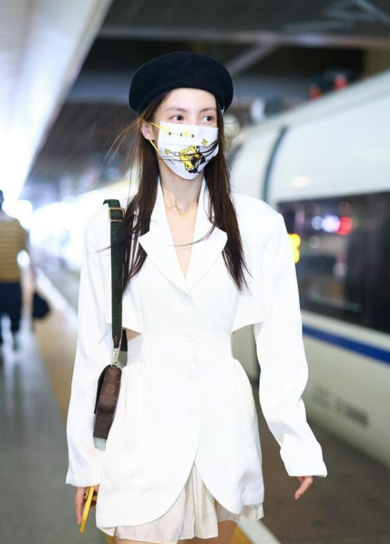 穿衣搭配|可盐可甜的金晨，日常穿搭时尚美出圈，走哪都是人群的焦点