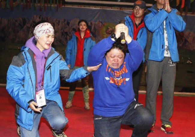 韩红|韩红自称年轻时是校花，本以为是开玩笑，看到18岁照片被惊艳到