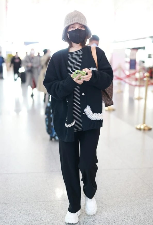 军人|吴昕衣品时髦的穿搭，简约单品穿出高级感，快学起来吧。