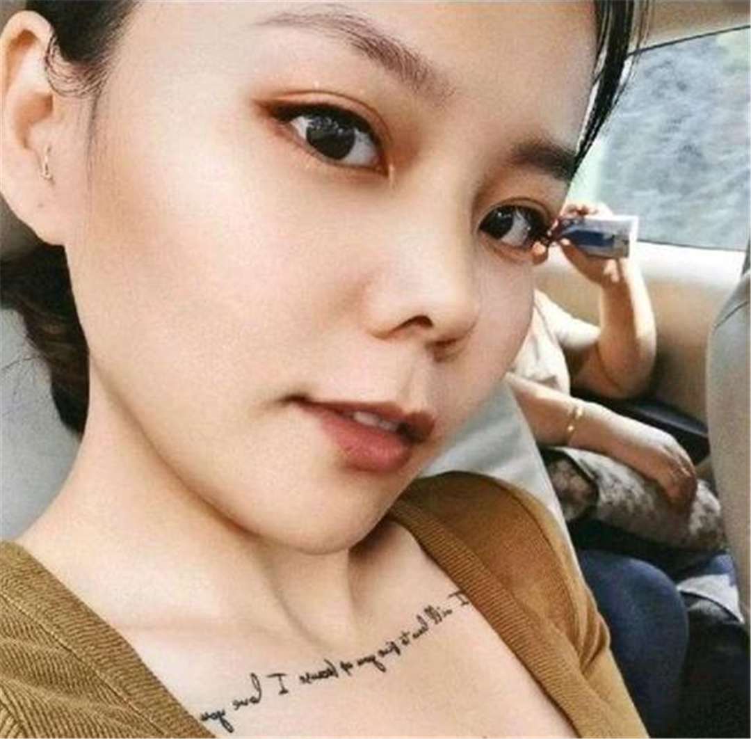 姚策|姚策生前一张照片爆出，痛苦扶着电梯，熊磊在一旁插兜视若无睹