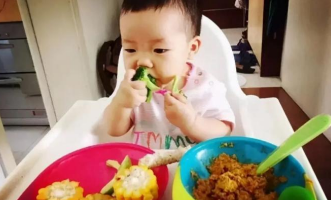 任七趣说|育儿之路马虎不得，不要给孩子过早吃大人饭，会影响身体发育