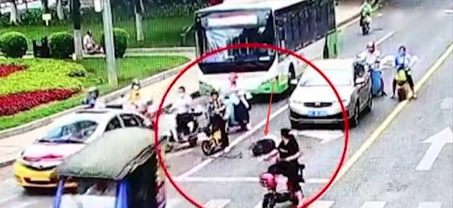 家中大小宝|广东老人摔倒无人敢扶, 路过男子一个公主抱抱走, “做好事是本分”