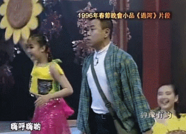 春晚|25年前的春晚，谁注意到潘长江身旁跳舞的女孩了吗？今红得一塌糊涂！