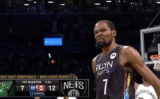 布雷克·格里芬|霸气！格里芬起飞单臂隔扣字母哥，队友上前祝贺，现场沸腾了