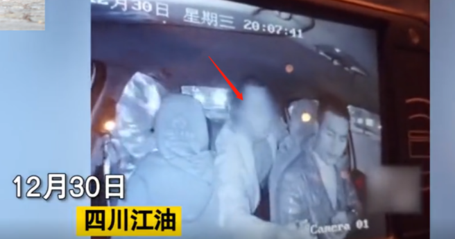 前沿大观察 惊奇！四川一女乘客下车前强吻男司机，得逞后多付15元作为吻费？