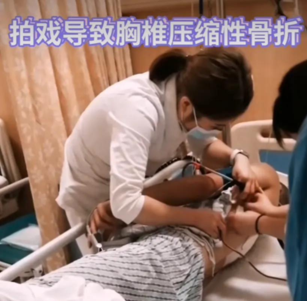 刘浩存|刘浩存新片临演摔下马骨折，剧组敷衍了事，如今无钱医治躺在床